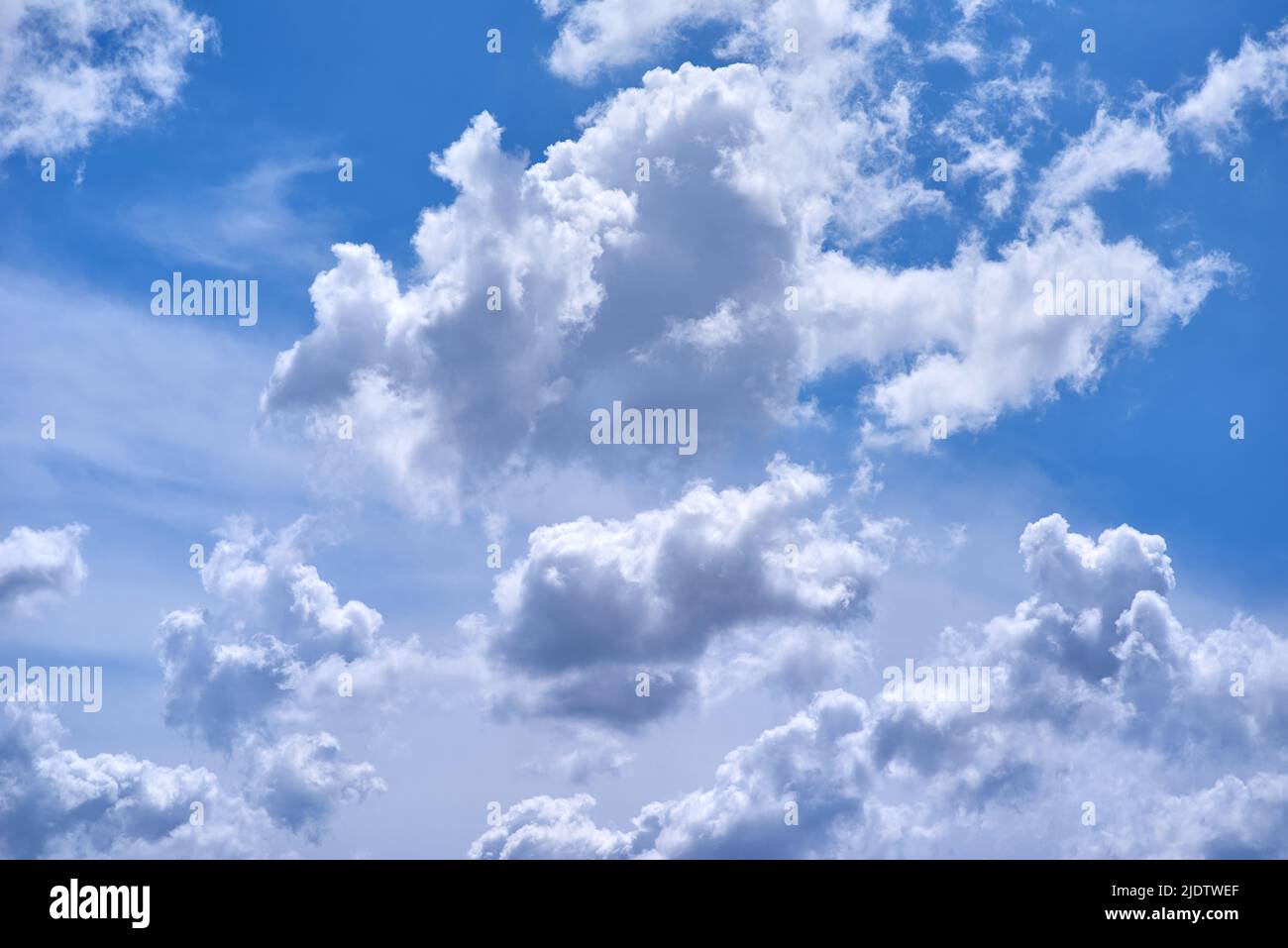 El cielo azul con nubes de fondo Foto de stock