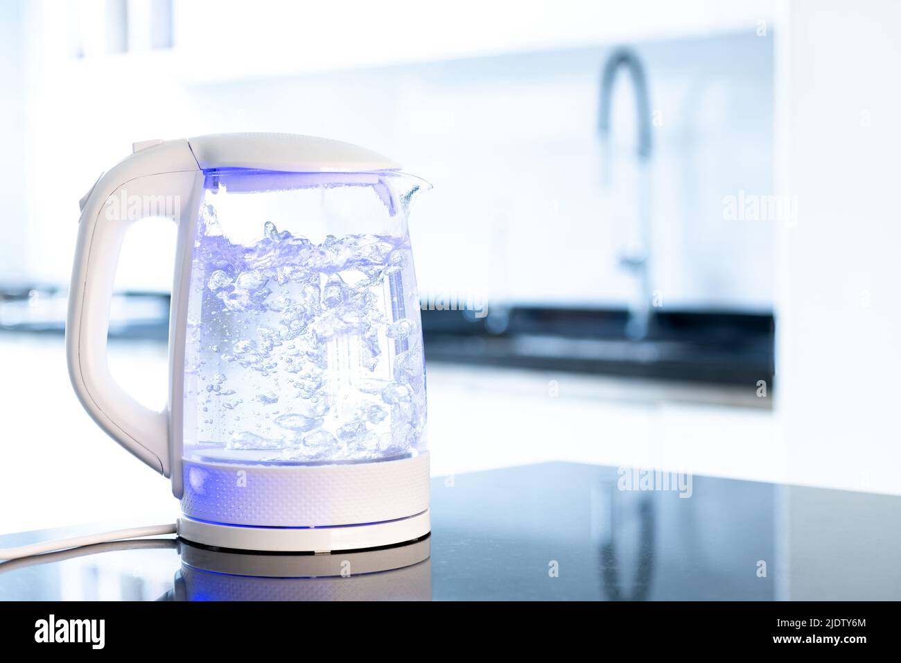 Agua hirviendo dentro de un hervidor de agua eléctrico en una cocina moderna Foto de stock