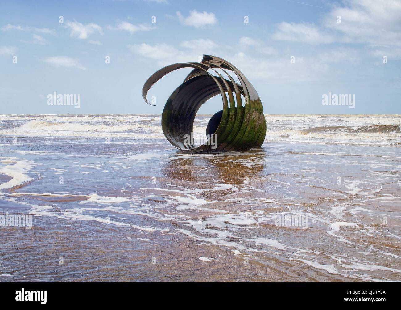 Aguas residuales, después de la marea alta, rodeando la escultura de Mary's Golden Shell en Cleveleys Beach, Fylde Coast, Lancashire, Reino Unido Foto de stock