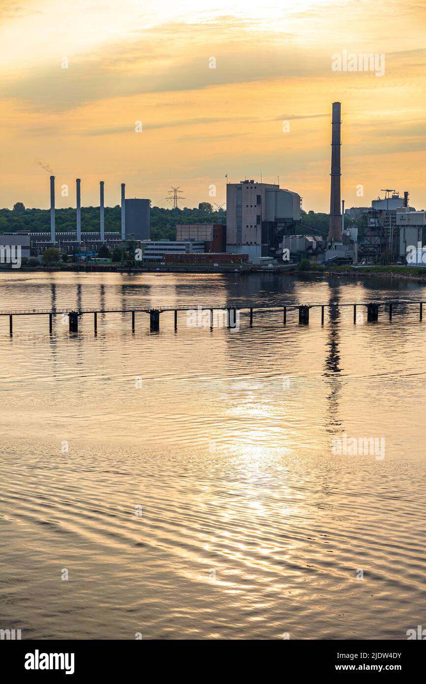 Industria moderna a orillas del fiordo de Kiel al amanecer, Kiel, Schleswig-Holstein, Alemania Foto de stock