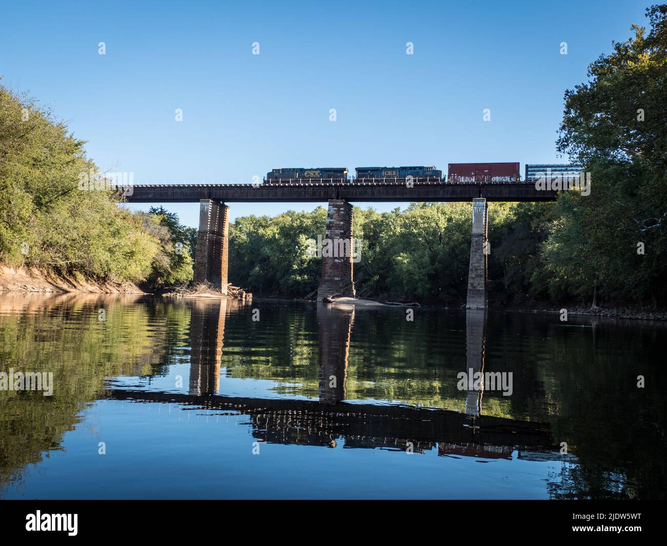 El tren CSX cruza el puente del ferrocarril del río Monocacy Foto de stock
