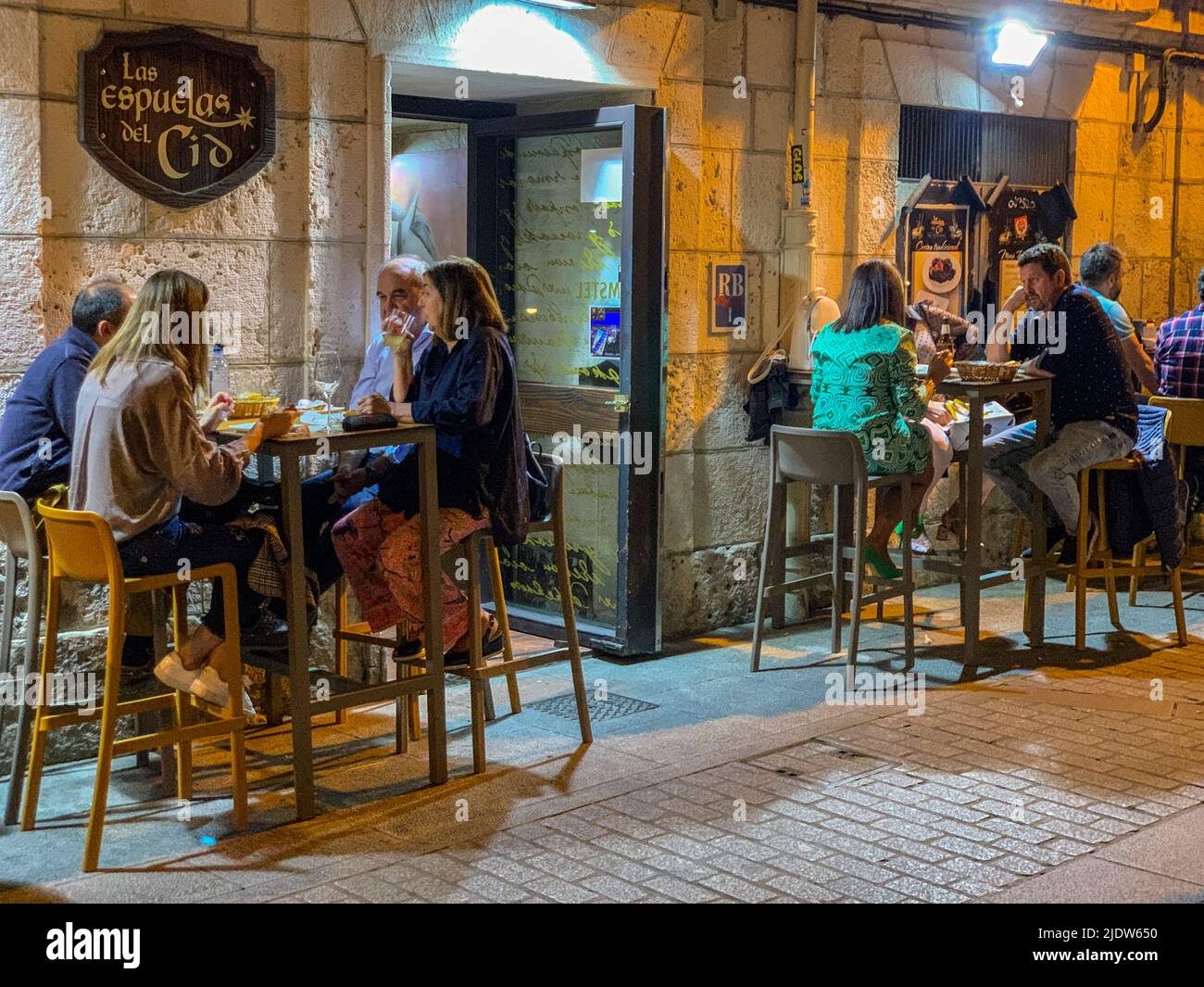 España, Burgos. Vida nocturna en la calle, café en la acera. Foto de stock