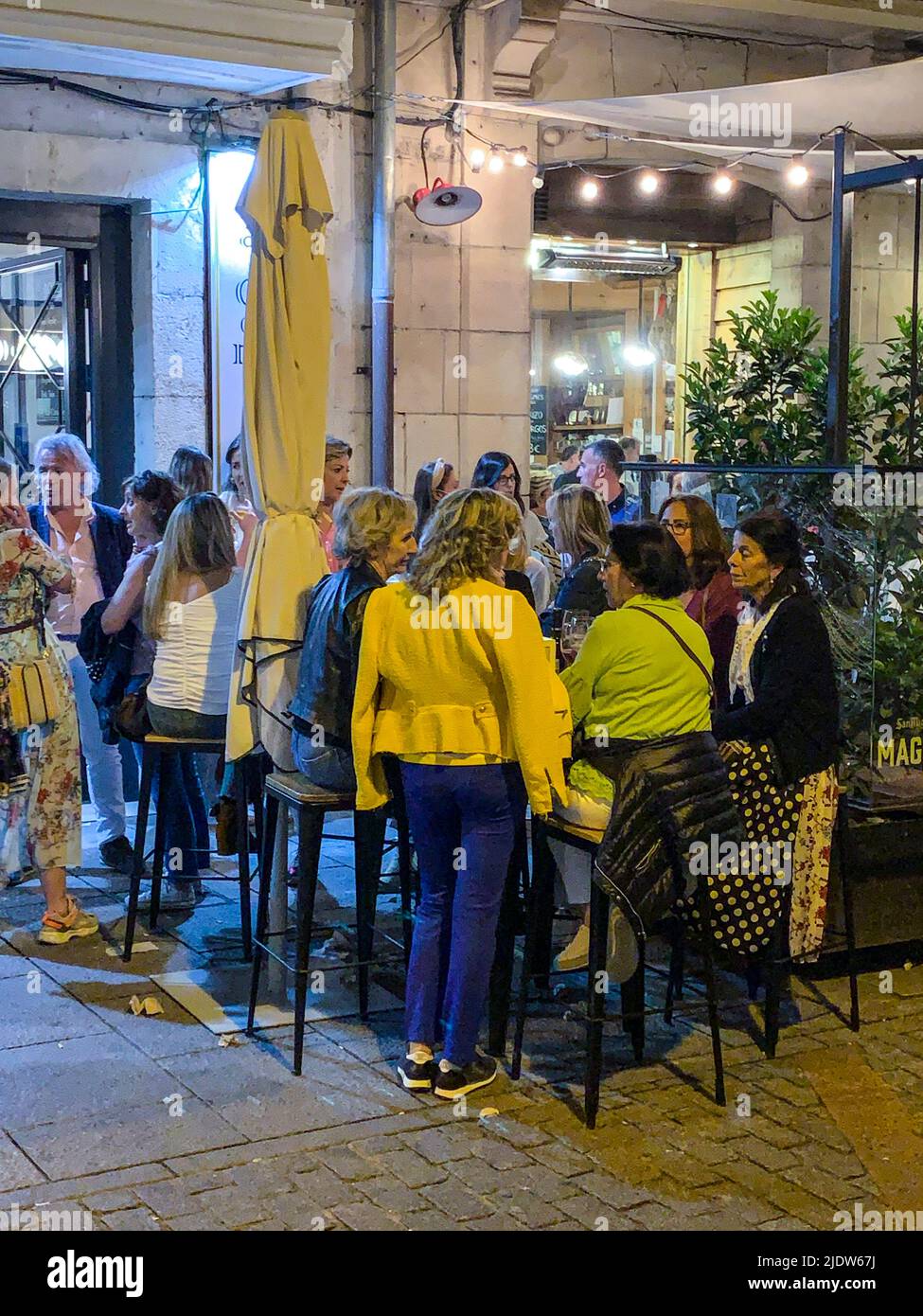 España, Burgos. Vida nocturna en la calle, café en la acera. Foto de stock
