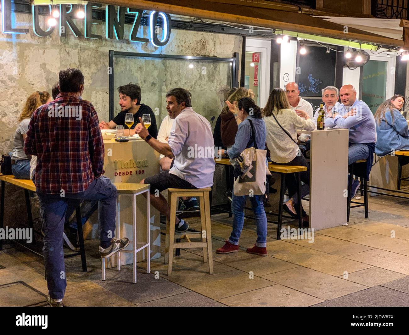 España, Burgos. Vida nocturna en la calle, café en la acera. Foto de stock