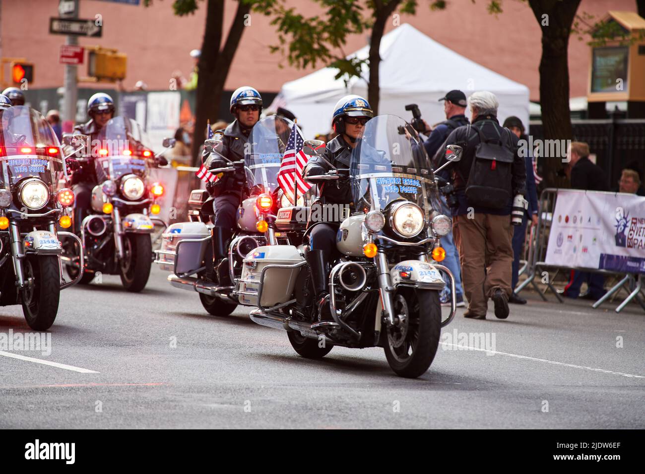 Manhattan, EE.UU. - 11. Noviembre 2021: Oficial de NYPD en Motocicleta. Desfile del Día de los Veteranos en Nueva York. Nueva York Policía en moto Foto de stock