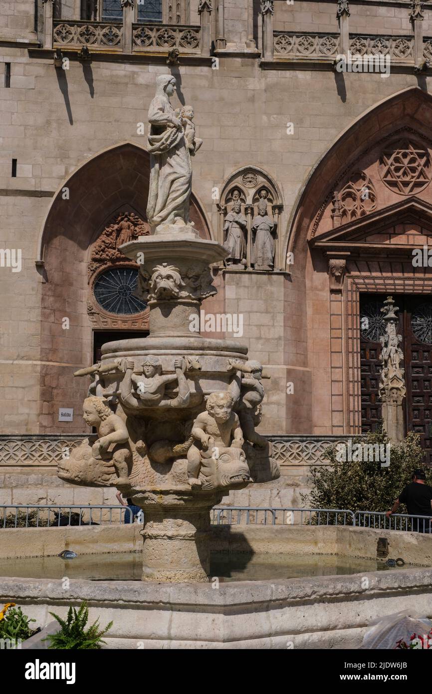 España, Burgos. Fuente frente a la Catedral de Santa María, Patrimonio de la Humanidad. Foto de stock