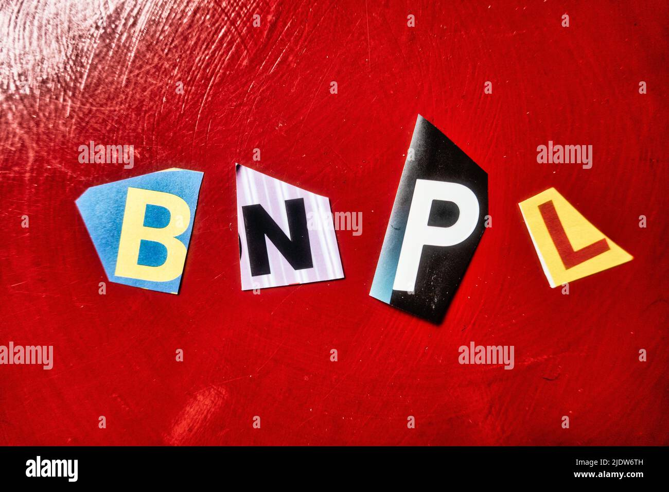 El acrónimo BNPL es corto para 'Comprar ahora Pagar más tarde' y está escrito en tipografía de estilo de nota de rescate, EE.UU. Foto de stock