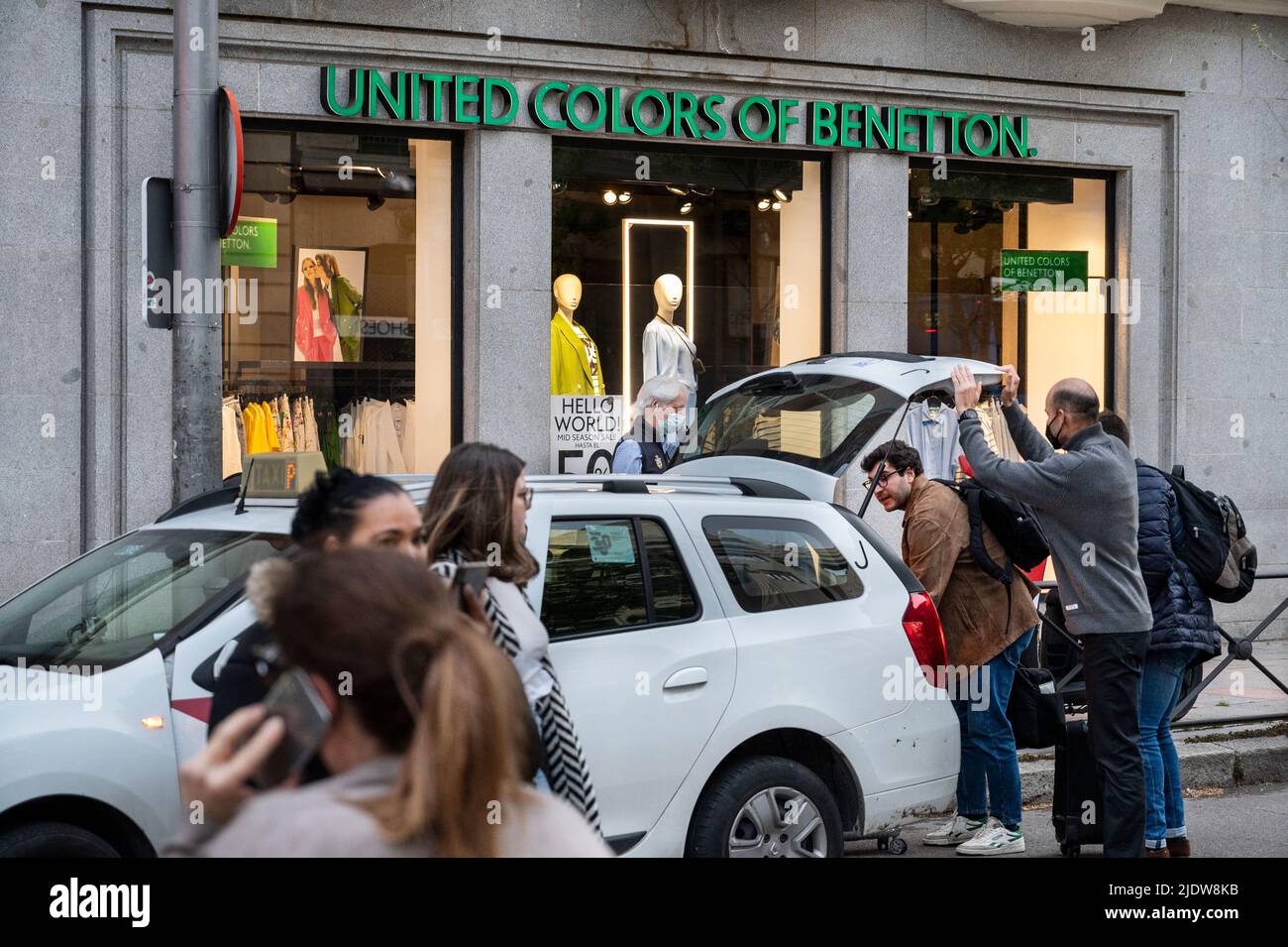 Madrid, España. 20th de junio de 2022. Los peatones pasan por la tienda de  moda italiana United Colors of Benetton en España. (Foto de Xavi Lopez/Sopa  Images/Sipa USA) Crédito: SIPA USA/Alamy Live