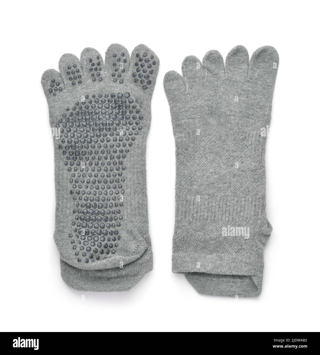 Vista superior de los calcetines grises antideslizantes para el dedo del pie de yoga aislados sobre blanco Foto de stock
