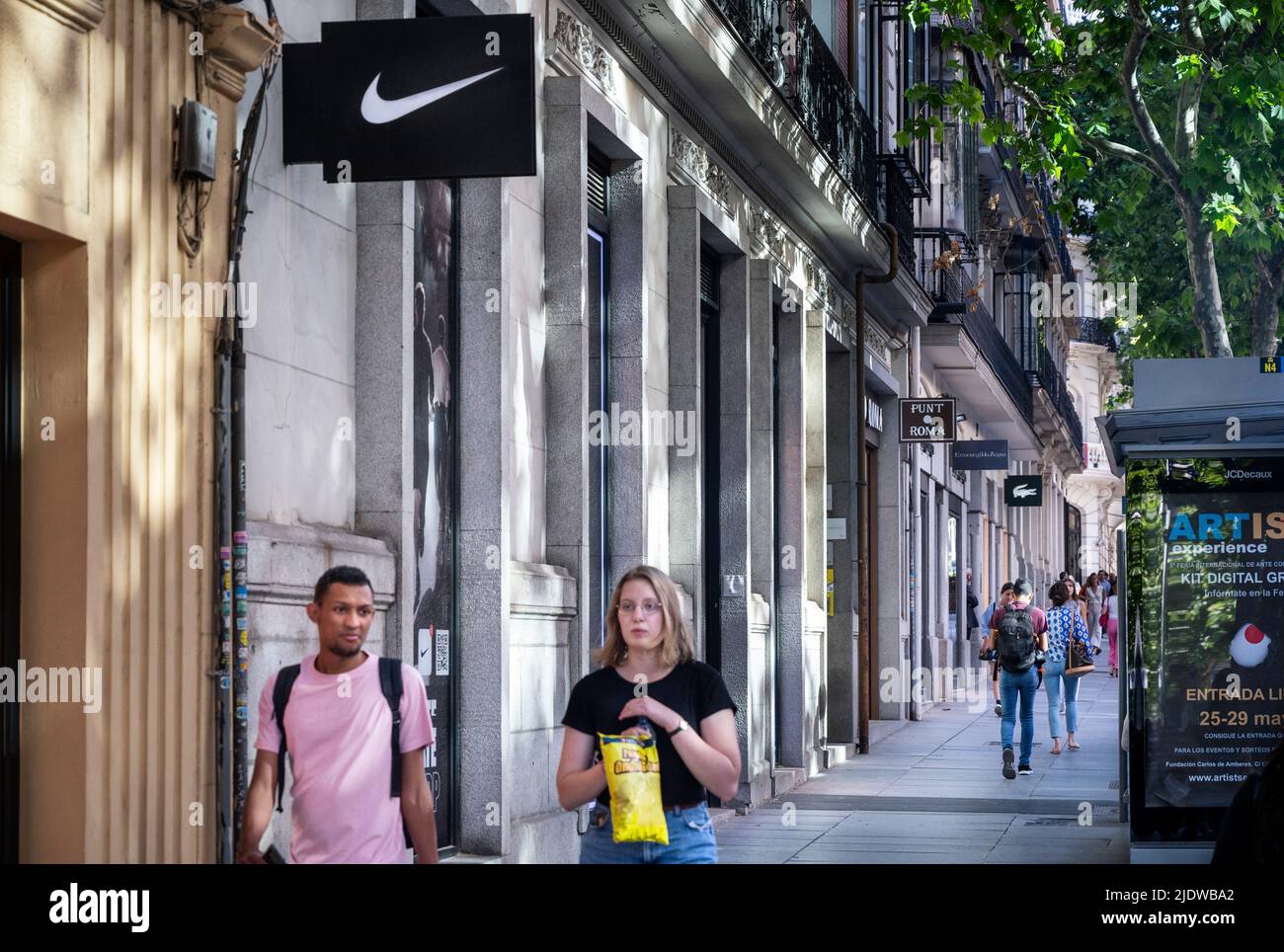 Madrid, España. 28th de mayo de 2022. Los peatones pasan de la tienda de ropa deportiva multinacional americana Nike en España. (Imagen de crédito: © Xavi Lopez/SOPA Images via ZUMA