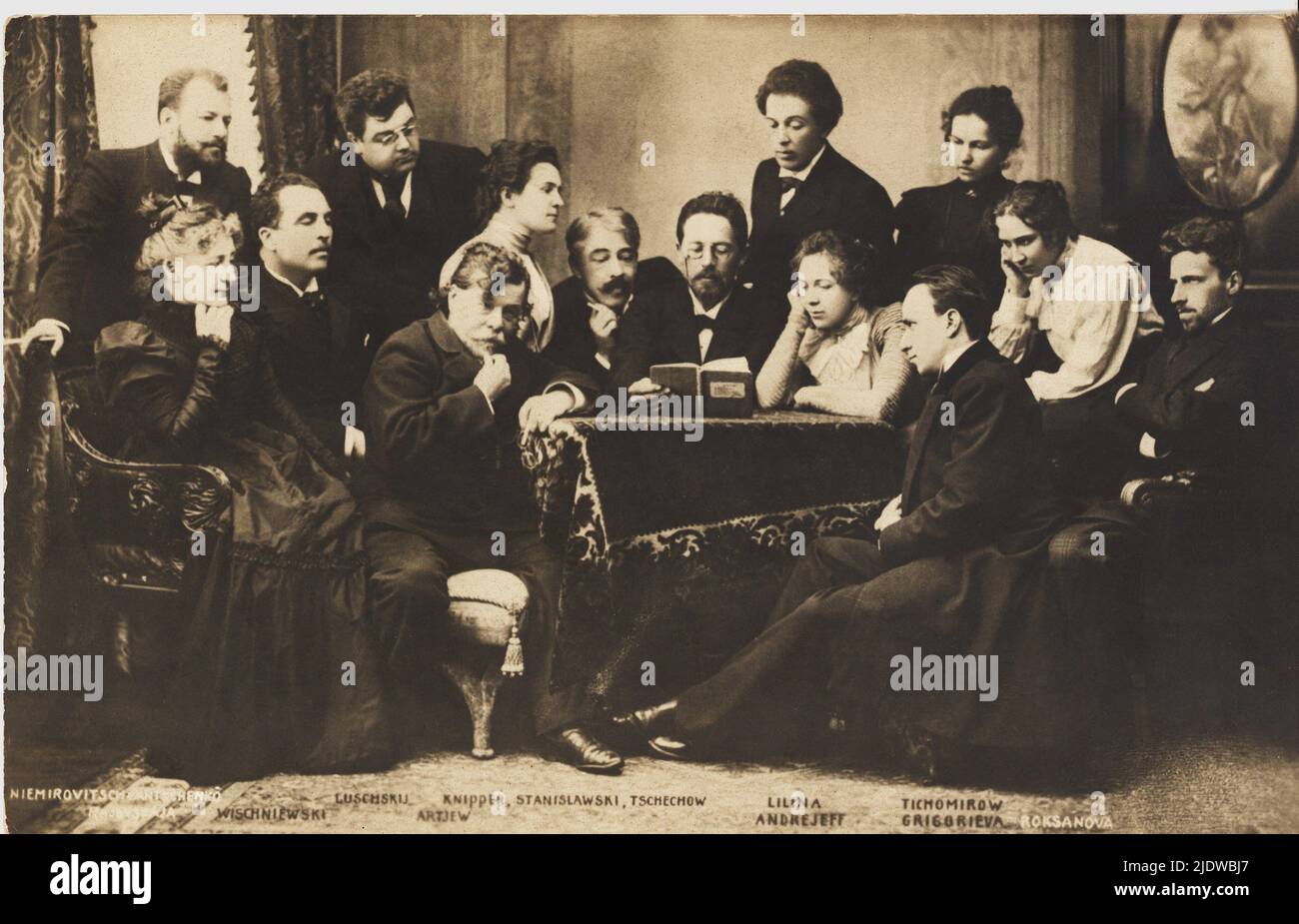 1895 aprox. , Moskov , RUSIA : El Teatro El actor ruso , director y teórico Konstantin Sergeevic STANISLAVSKIJ ( nacido K. S. Alekseev ,1863 - 1938 ) ( centro de pelo blanco ), fundador de V.I. Nemirovic Dancenko (primer stand a la izquierda en la foto) del TEATRO DE LAS ARTES de Moskow en 1898 . En esta foto con el célebre Antón Pavlovic CECHOV ( Taganrog 1860 - Badenweiler 1904 ) , con gafas en el centro leer un libro. Las otras personas en estas imágenes son : VISHNEVSKY , LUSCHSKY , ARTIJEV , la actriz OLGA KNIPPER ( esposa de CECHOV ), LILINA ANDREEV , TIKHOMIROV , GRIGORIEVA y ROKSANOVA Foto de stock