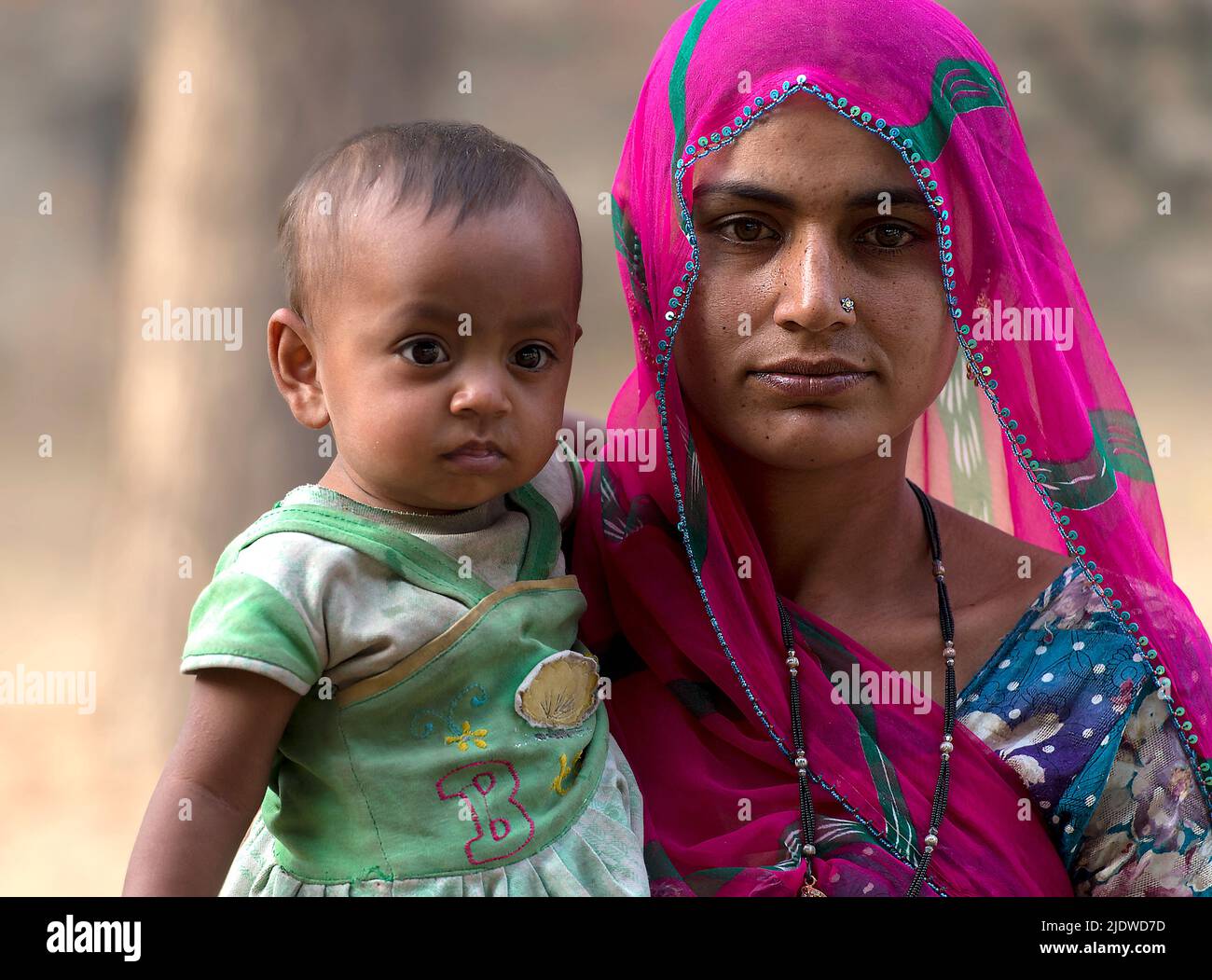 Madre e hijo de Rajasthan, India. Foto de stock