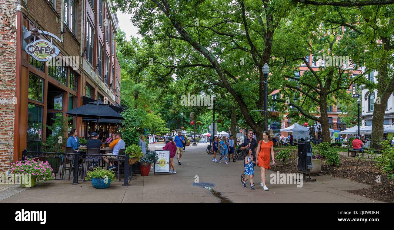 Knoxville, Tennessee, EE.UU. - 28 de mayo de 2022: Mercado de agricultores en el centro de la ciudad cerca de Charles Krutch Park. Foto de stock