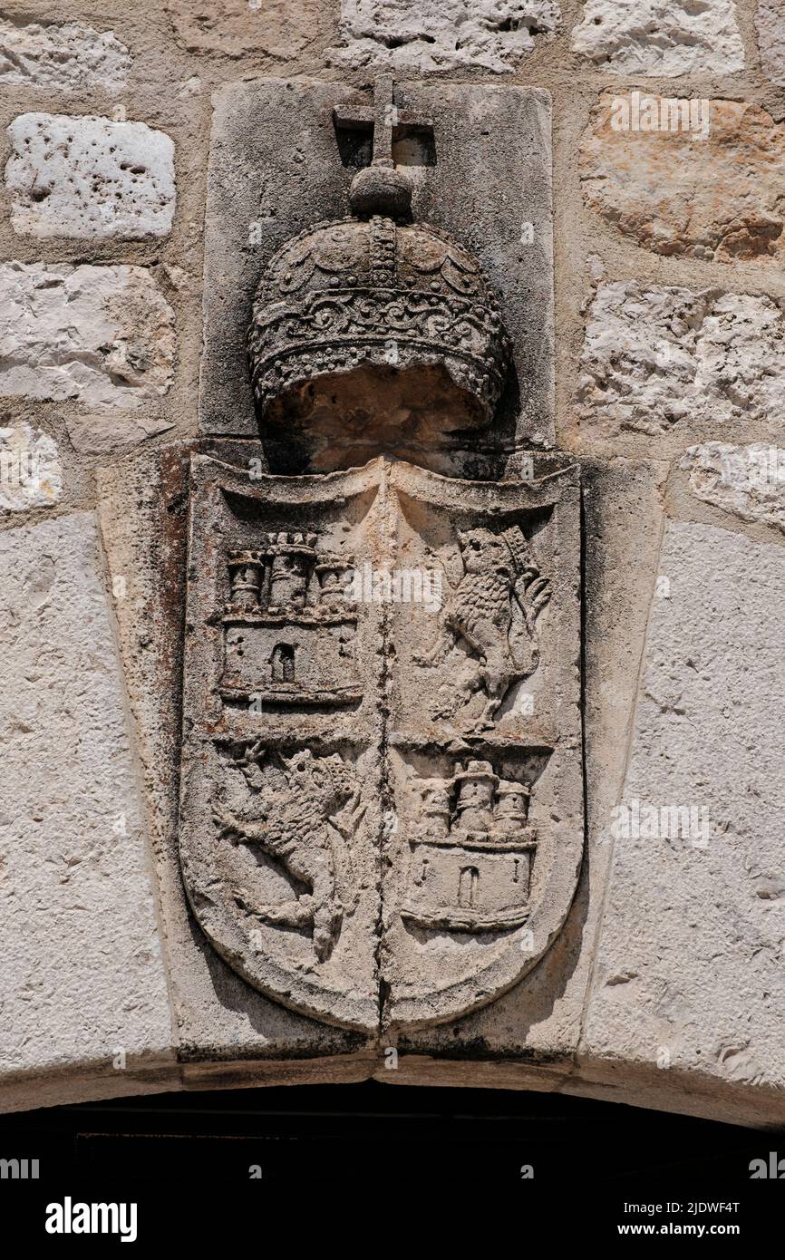 España, Iglesia de San Nicolás de Bari, San Juan de Ortega. Escudo de armas sobre la entrada al antiguo monasterio. Foto de stock