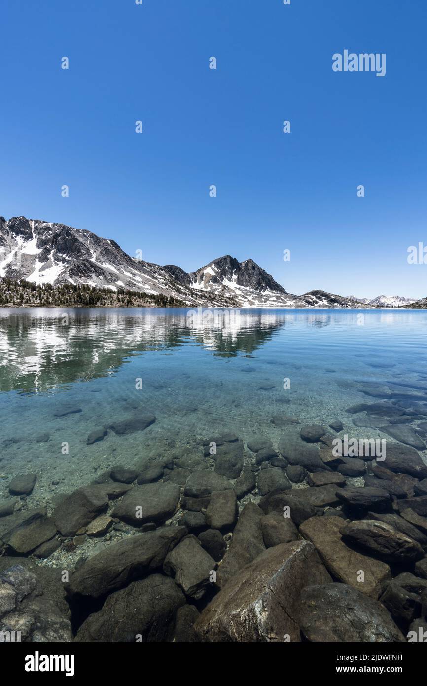 Vista vertical del Lago Duck cerca de Mammoth Lakes en las montañas de Sierra Nevada de California. Foto de stock