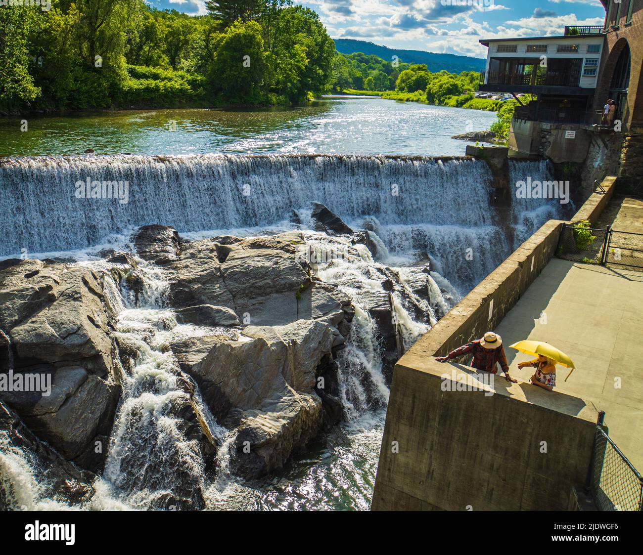 Agua que fluye sobre la presa rocosa sobre el río Ottauquechee en Quechee, Vermont Foto de stock