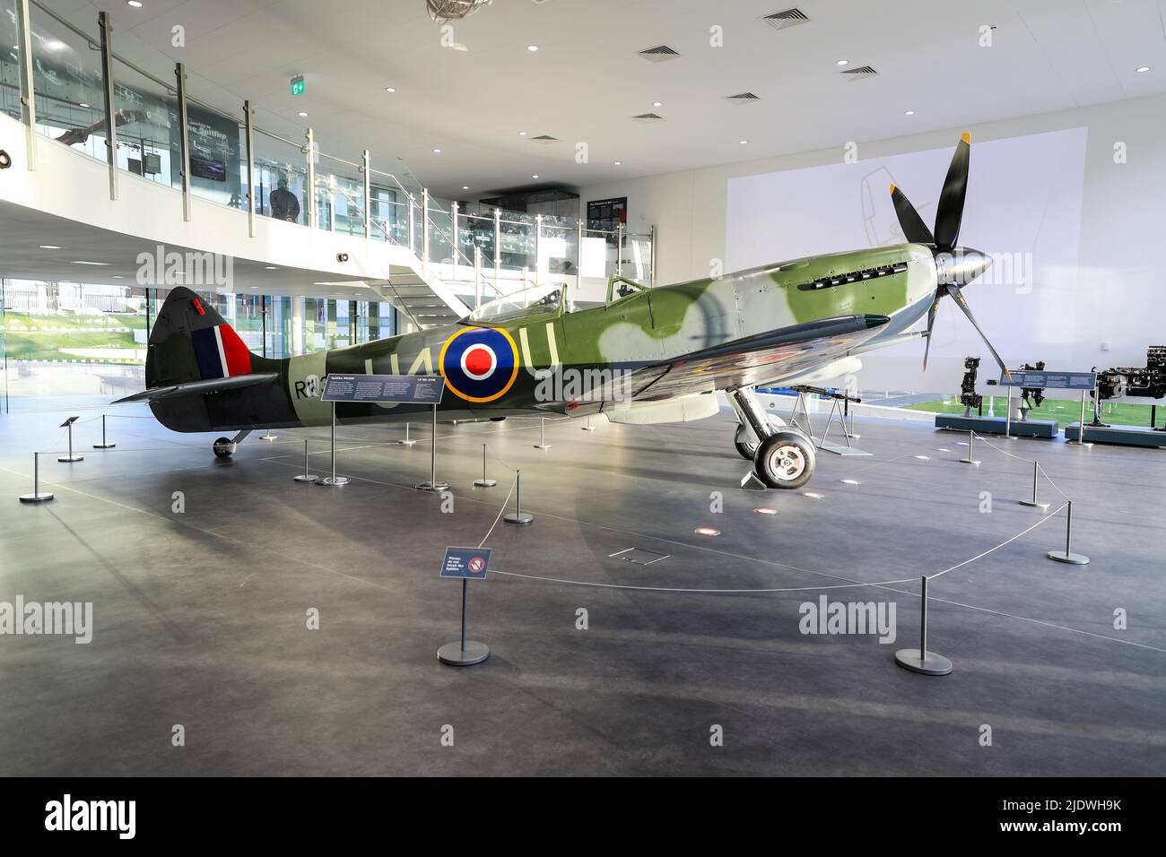 Spitfire RW388 avión en exhibición en el Museo de las Cercanías y Galería de Arte, Hanley, Stoke-on-Trent, Staffs, Inglaterra, REINO UNIDO Foto de stock