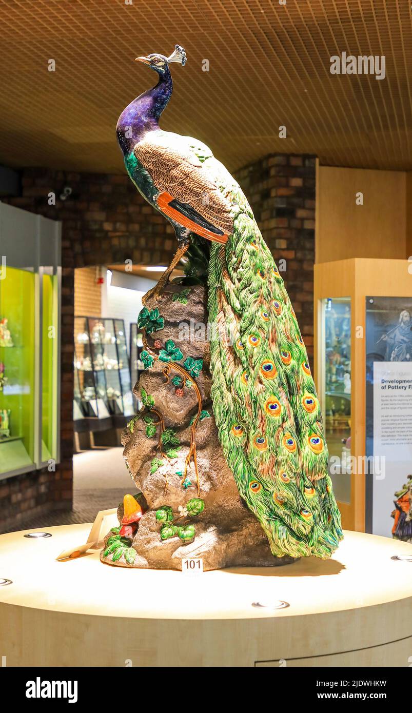 Un modelo de peacock de tamaño natural de Minton majolica, modelado por Paul Comolera en exhibición en el Museo de las Cerámica, Hanley, Stoke-on-Trent, Staffs, Inglaterra Foto de stock
