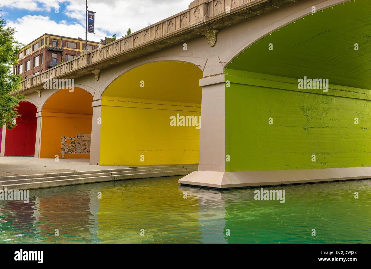 Knoxville, Tennessee, EE.UU. - 28 de mayo de 2022: Los colores del arco iris del puente de la Avenida Clinch celebra el 40th aniversario del parque de la Feria Mundial en el centro kN Foto de stock