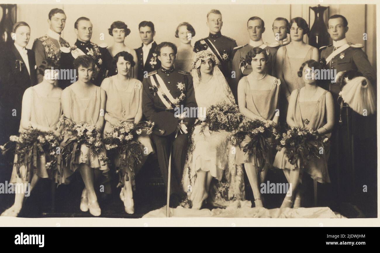 1926 , 10 de noviembre , Brussellex , Bélgica : La Reina ASTRID de BÉLGICA ( nacido princesse de Suecia , Estocolmo 17 de noviembre de 1905 - muerto en el naufragio de coches cerca de Kussnacht , Suiza 29 de agosto de 1935 ) con el marido Rey LEOPOLD III de los belgas ( 1901 - 1983 ). Padres del rey de los belgas Baudoin ( 1930 - 1993 ). En estas fotos con hermanos , hermanas y primos en la ceremonia de boda. Sentado ( de izquierda ) : Princesa FEDORA de Dinamarca , princesa MARIE JOSÉ de Bélgica ( hermana del marido , futura reina de Italia Maria José di SAVOIA en 1930 , 1906 - 2001 ), princesa MARTHA de Suecia ( hermana Foto de stock