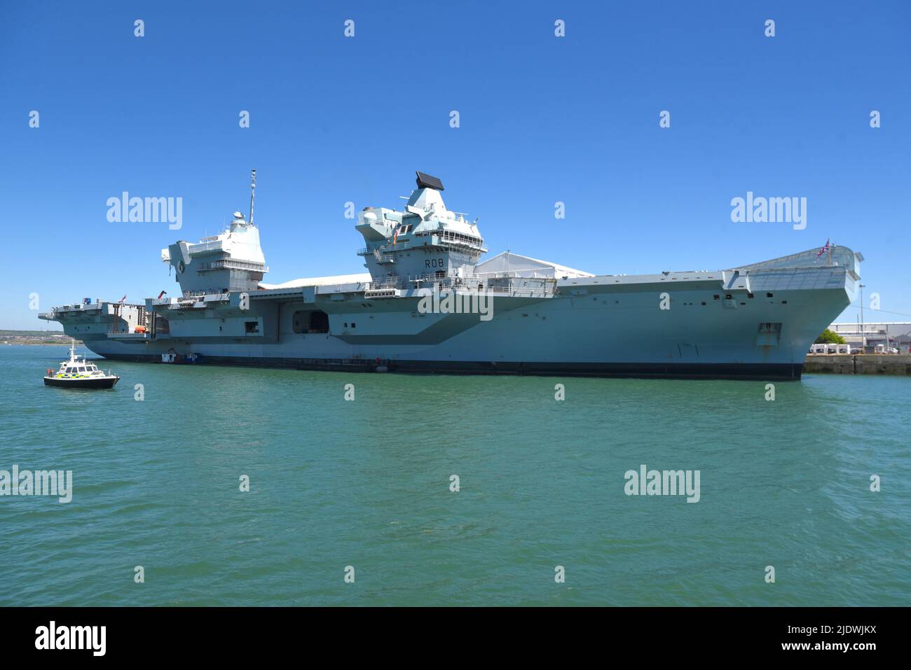 22/06/2022 Portsmouth UK El HMS Queen Elizabeth es el buque insignia de la Royal Navy. El 280m buque principal de la clase Queen Elizabeth de portaaviones w Foto de stock