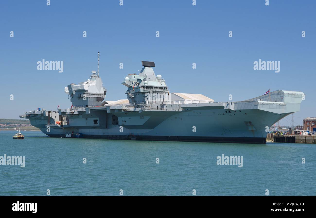 22/06/2022 Portsmouth UK El HMS Queen Elizabeth es el buque insignia de la Royal Navy. El 280m buque principal de la clase Queen Elizabeth de portaaviones w Foto de stock