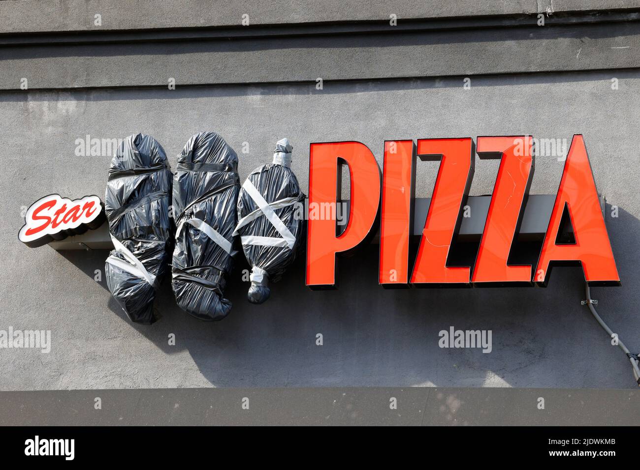 Nueva York, 20 de junio de 2022. Señalización para una pizzería de 99c con los '99c' cubiertos debido a la inflación y el aumento de los precios de los alimentos. Foto de stock