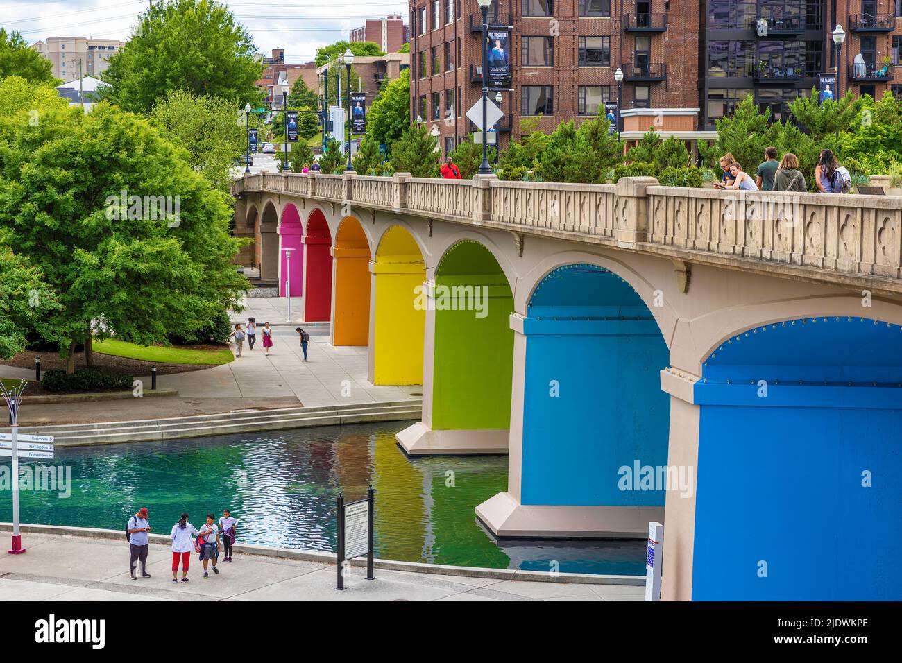 Knoxville, Tennessee, EE.UU. - 28 de mayo de 2022: Los colores del arco iris del puente de la Avenida Clinch celebra el 40th aniversario del parque de la Feria Mundial en el centro kN Foto de stock