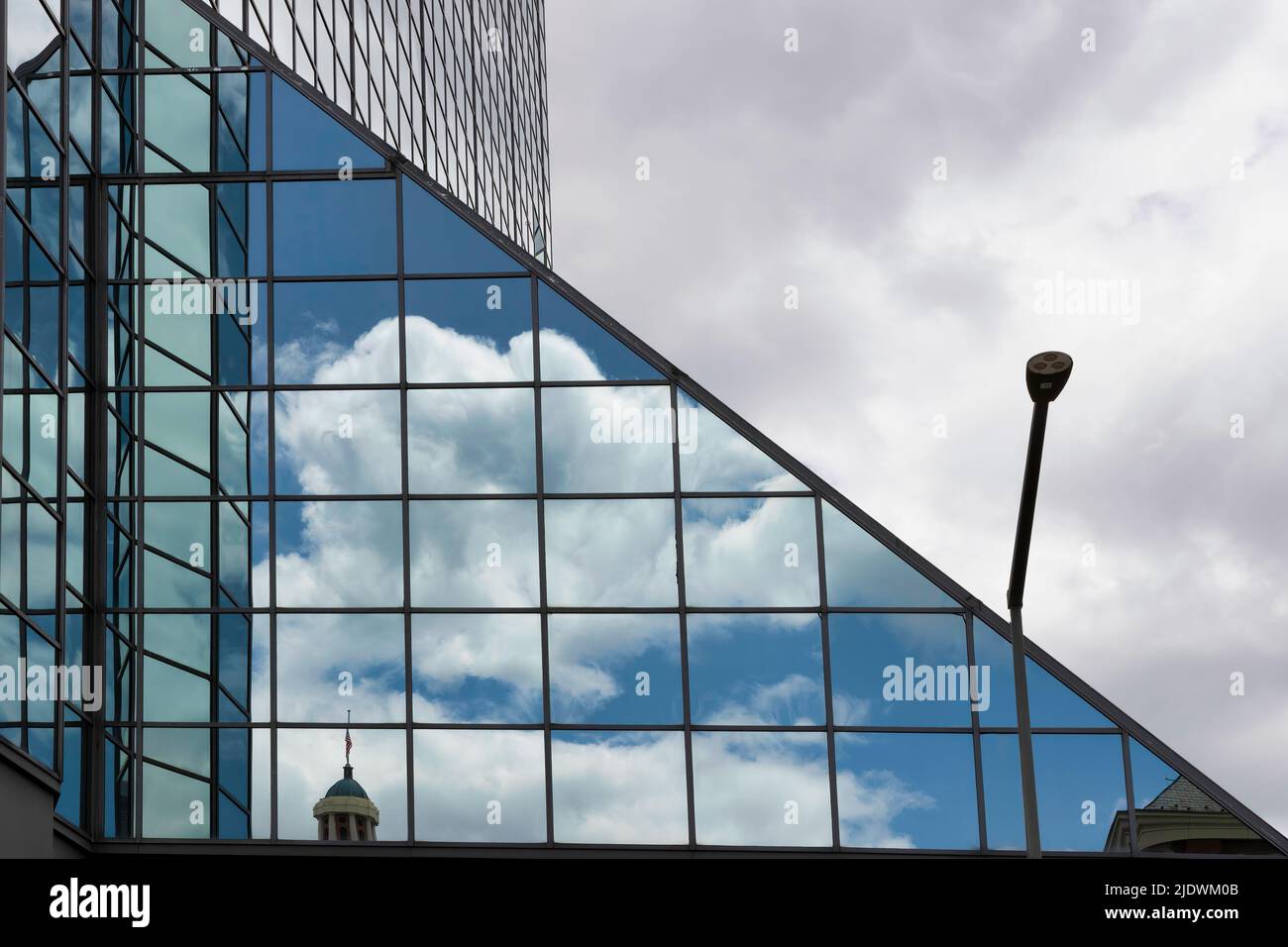Primer plano de las nubes que se reflejan en el vidrio de un edificio de vidrio Foto de stock