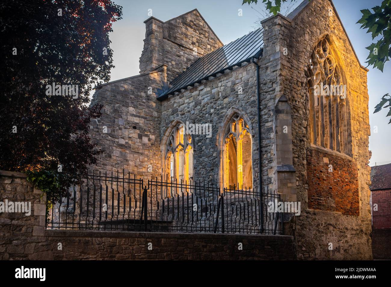 Los restos de Holyrood Church (Holy Rood Church) en el centro de la ciudad de Southampton, Hampshire, Inglaterra, Reino Unido Foto de stock