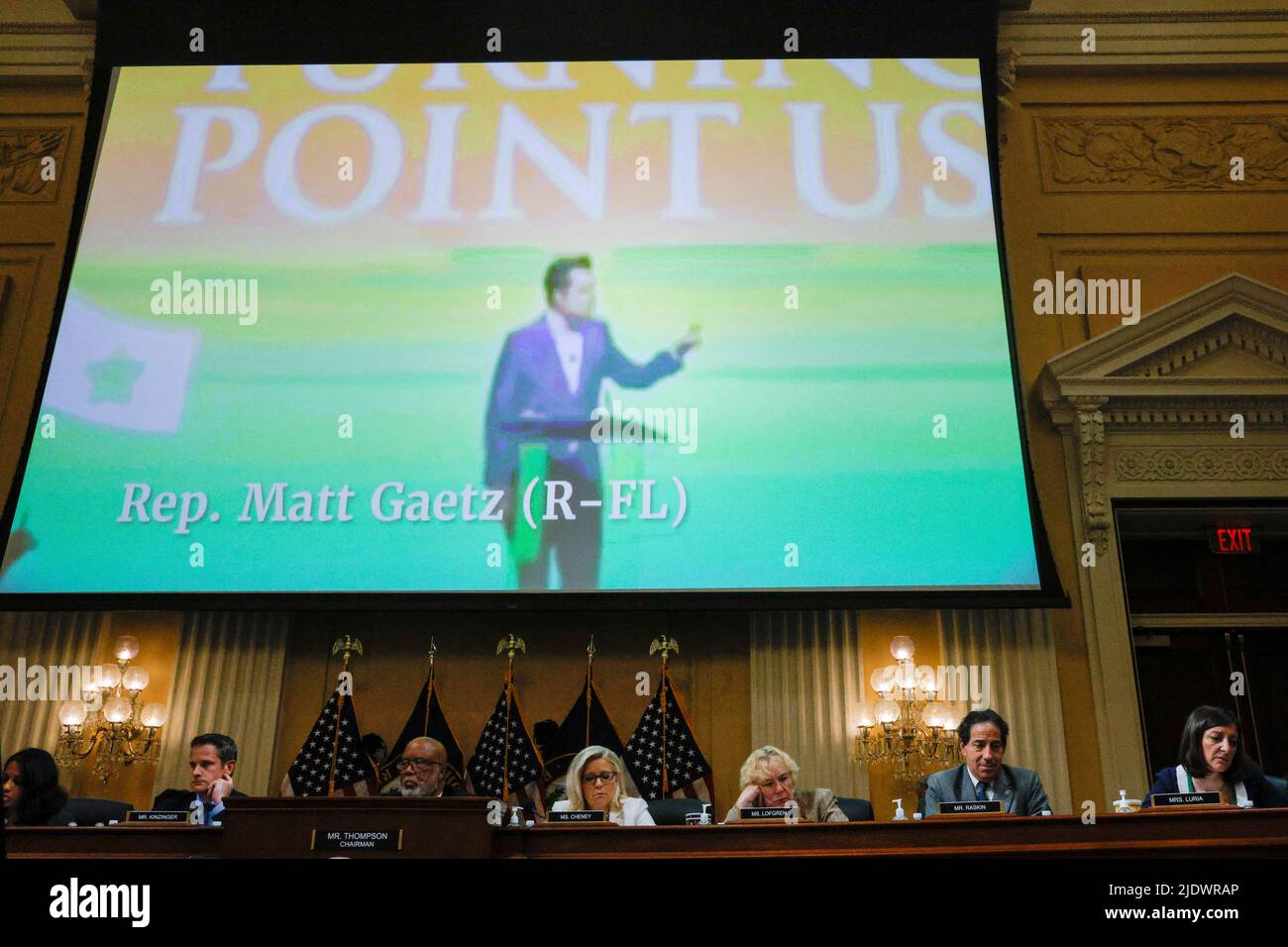 Un video del representante estadounidense Matt Gaetz (R-FL) que habla se muestra en una pantalla durante la quinta audiencia pública del Comité Selecto de la Cámara de Representantes de EE.UU. Para investigar el ataque del 6 de enero contra el Capitolio de los Estados Unidos, en Capitol Hill en Washington, EE.UU., 23 de junio de 2022. REUTERS/Jim Bourg Foto de stock