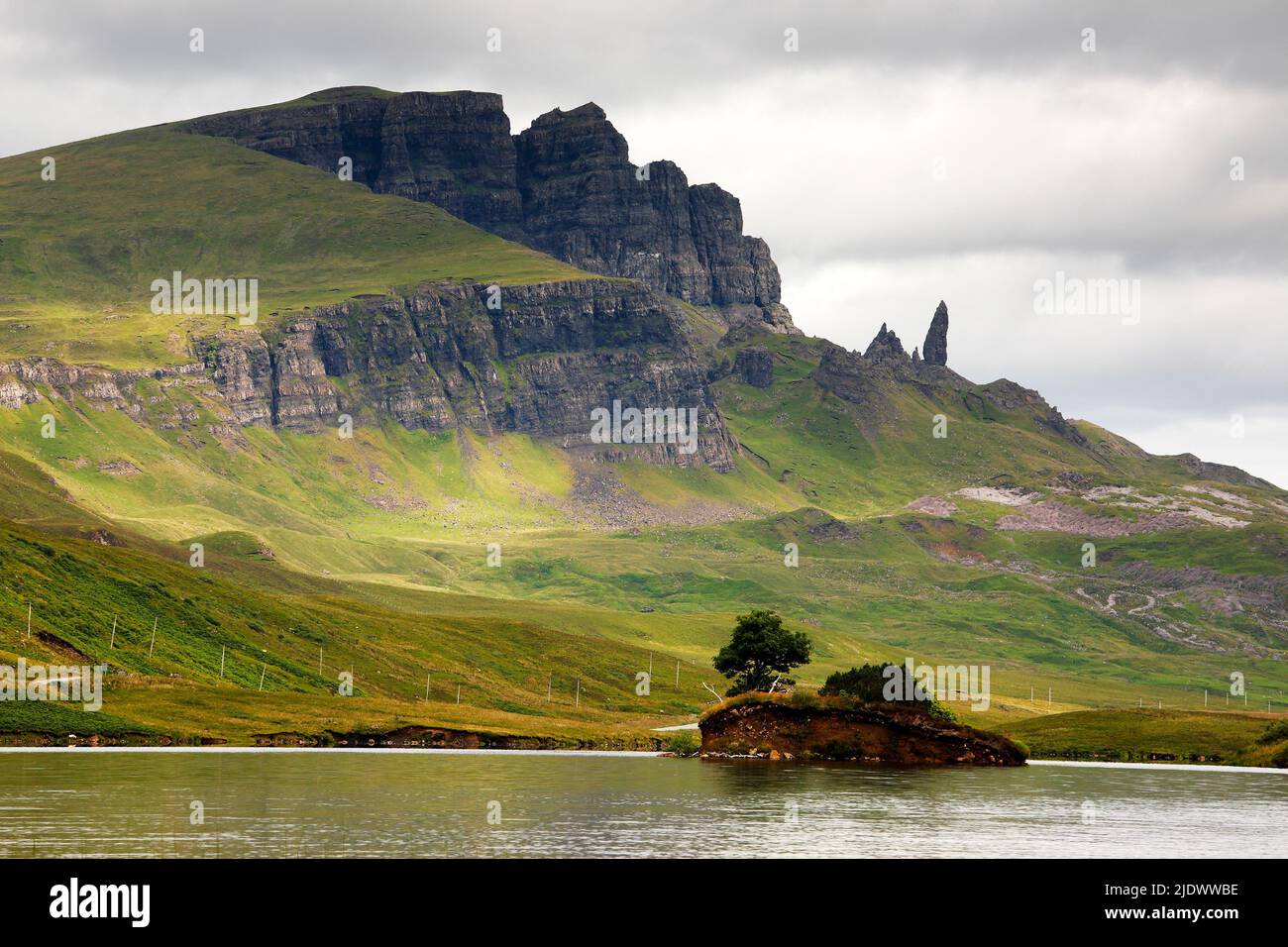 El Viejo de Storr y el lago Leathan en la isla de Skye en Escocia Foto de stock