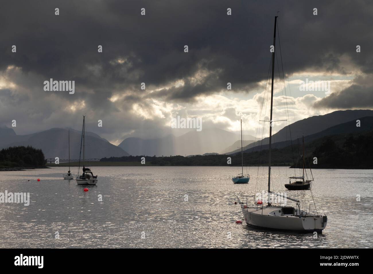 Barcos de vela en Loch Leven, Glencoe, Escocia, Reino Unido Foto de stock