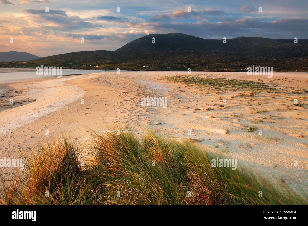 Puesta de sol en la playa de Seilebost en la bahía de Luskentera en la isla de Harris, las islas occidentales, las Hébridas exteriores, Na h-Eileanan Siar, Escocia Foto de stock