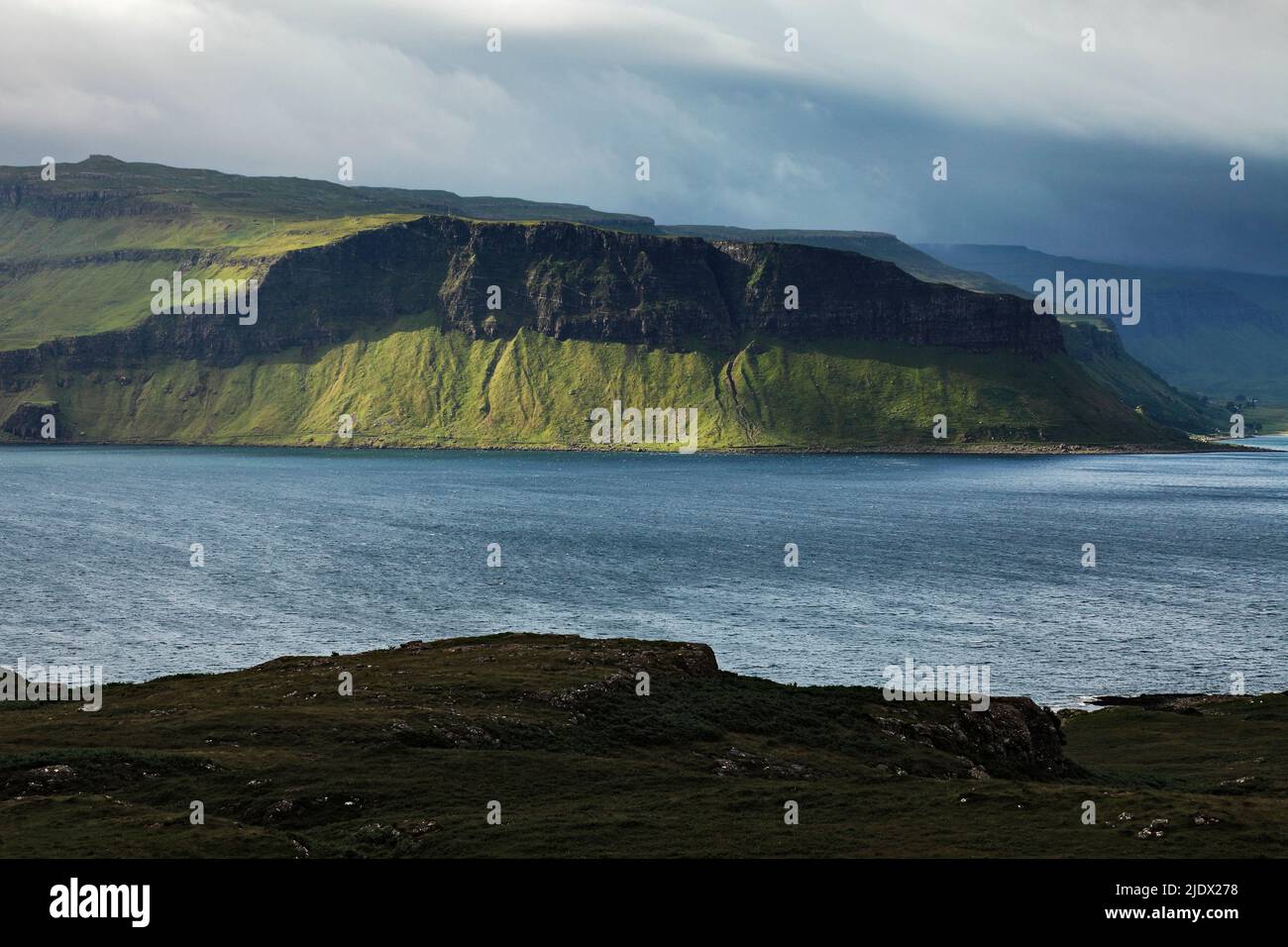 Los acantilados de Gribun y el lago Na Keal en la isla de Mull a la luz de la mañana; Escocia Foto de stock