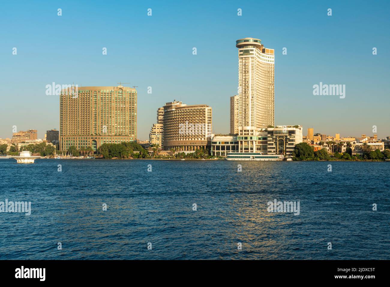 Egipto, El Cairo, Río Nilo con el horizonte del distrito Garden City en el fondo Foto de stock