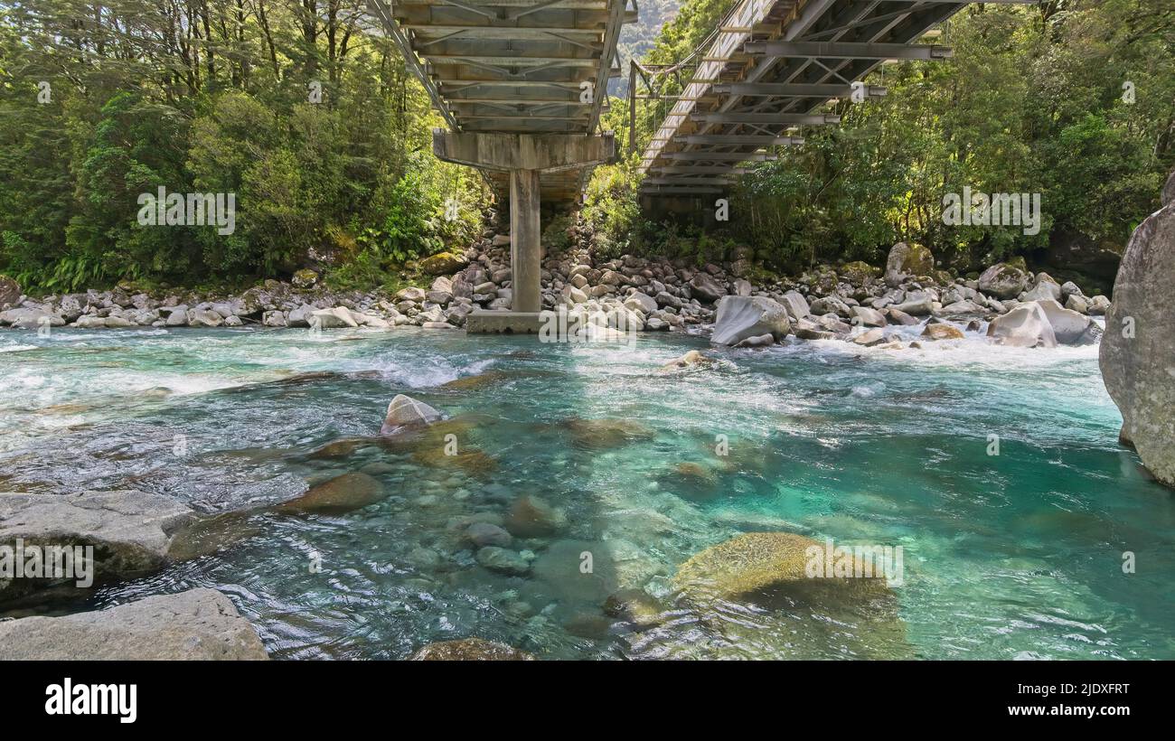 Aguas cristalinas del río Cleddau bajo los puentes de Milford Sound Road en la isla sur de Nueva Zelanda Foto de stock