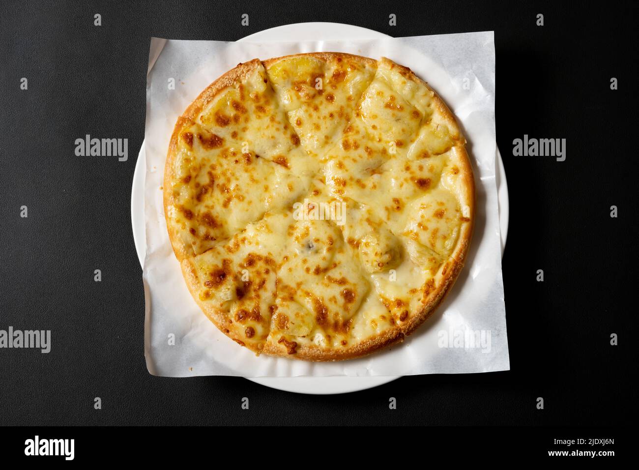 vista de arriba pizza fresca con rodajas de plátano en el interior Foto de stock