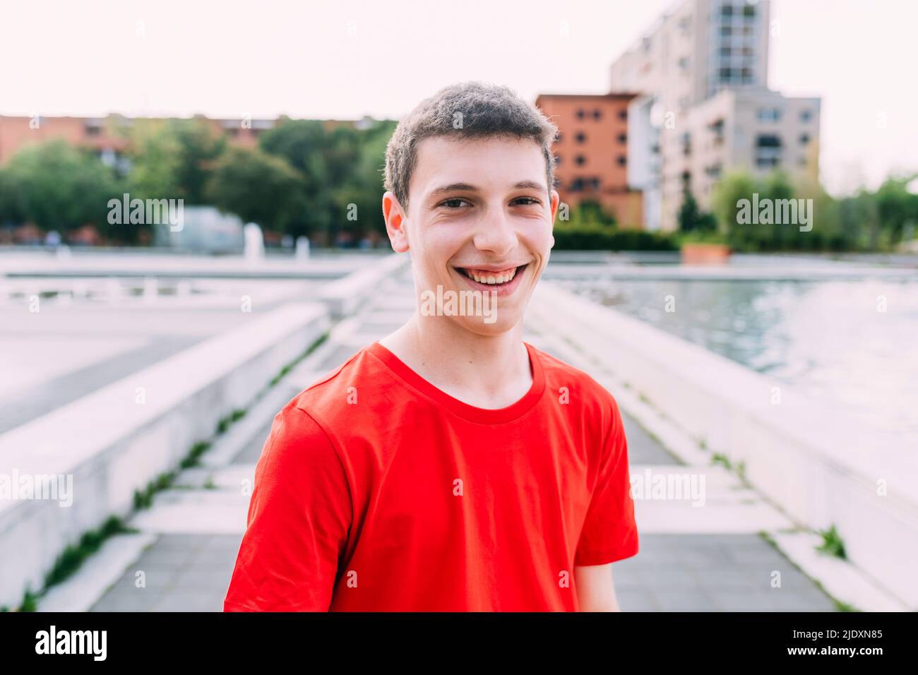 Feliz adolescente con una camiseta roja Foto de stock