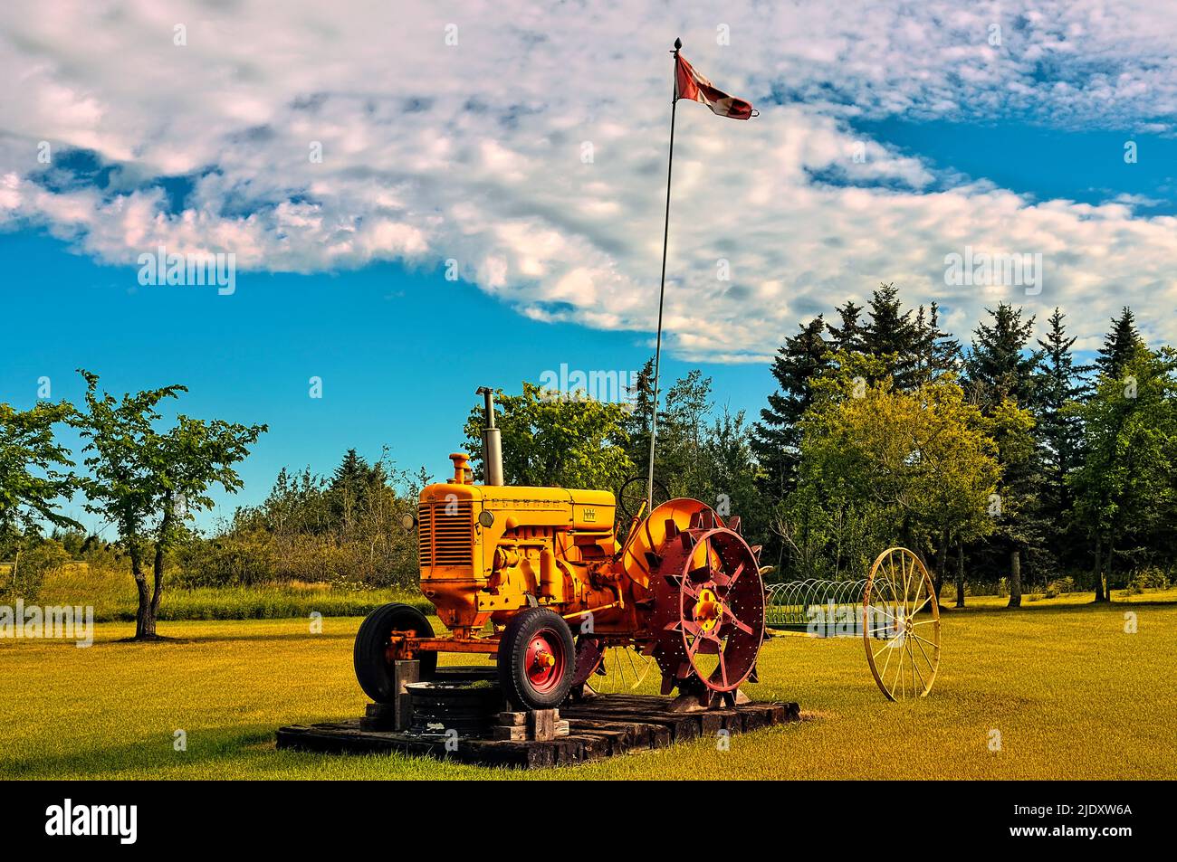 Un antiguo tractor de granja Minneapolis Moline retirado se sienta como una decoración en un césped de los agricultores Foto de stock