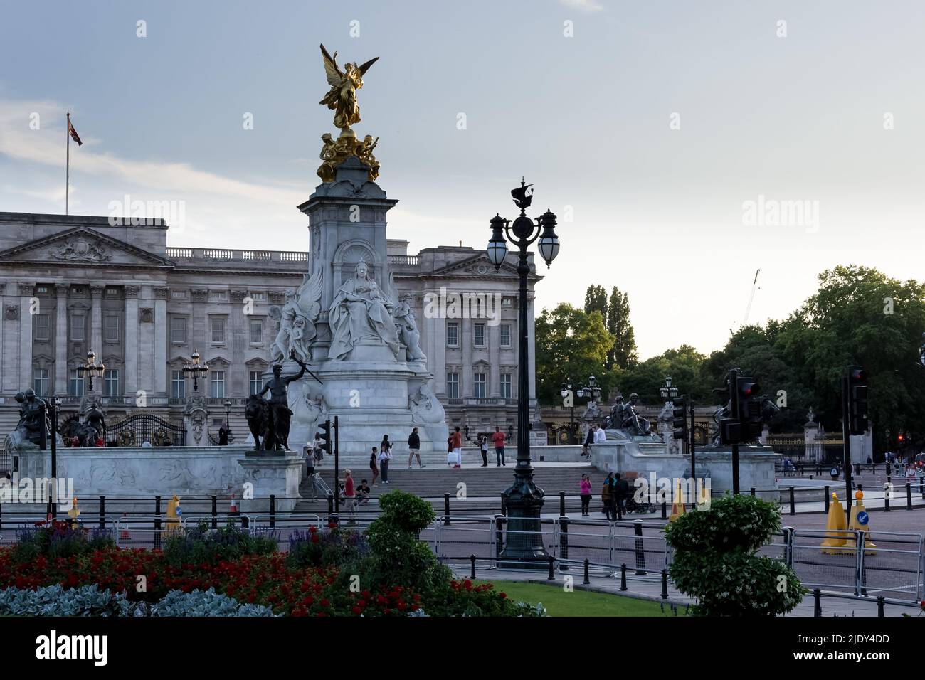 Detalle arquitectónico del Victoria Memorial, monumento a la Reina Victoria, ubicado al final del Mall. Al fondo, el Palacio de Buckingham Foto de stock