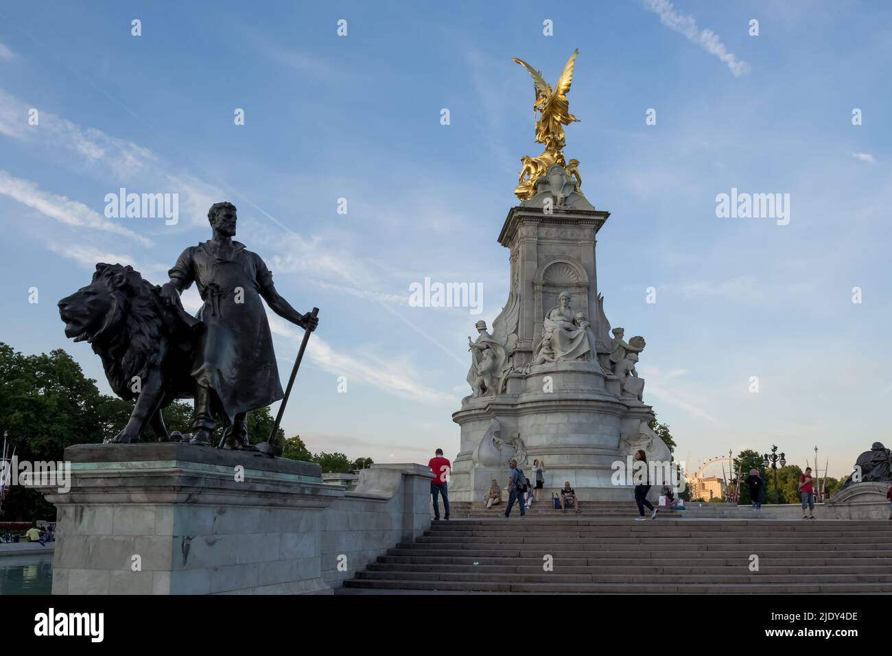 Detalle arquitectónico del Victoria Memorial, monumento a la Reina Victoria, ubicado al final del Mall. Al fondo, el Palacio de Buckingham Foto de stock