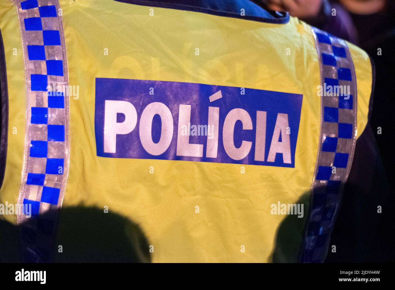 Oficial de policía portugués. Autoridades portuguesas. Portugal, aplicación de la ley. Foto de stock