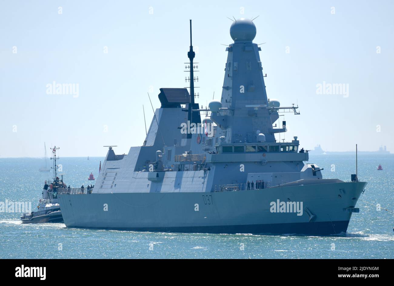 22/06/2022 Portsmouth Reino Unido El HMS Duncan regresa de patrulla a HMNB Portsmouth. El destructor de defensa aérea Tipo 42 o de Clase Oscura de 152m fue lanzado en 201 Foto de stock