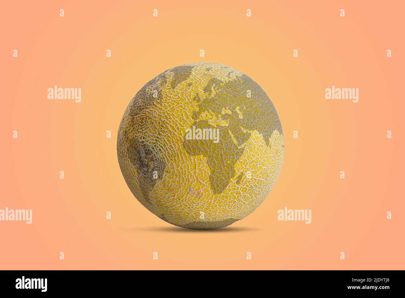 El melón como planeta tierra. Mapa del mundo sobre la corteza. Composición creativa conceptual sobre fondos pastel Foto de stock
