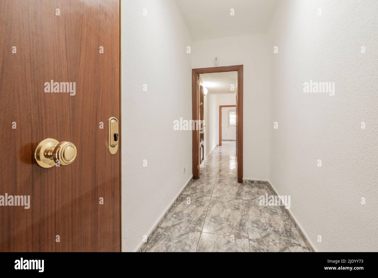 Paredes blancas y puerta en pasillo con piso de madera fotografías e  imágenes de alta resolución - Alamy