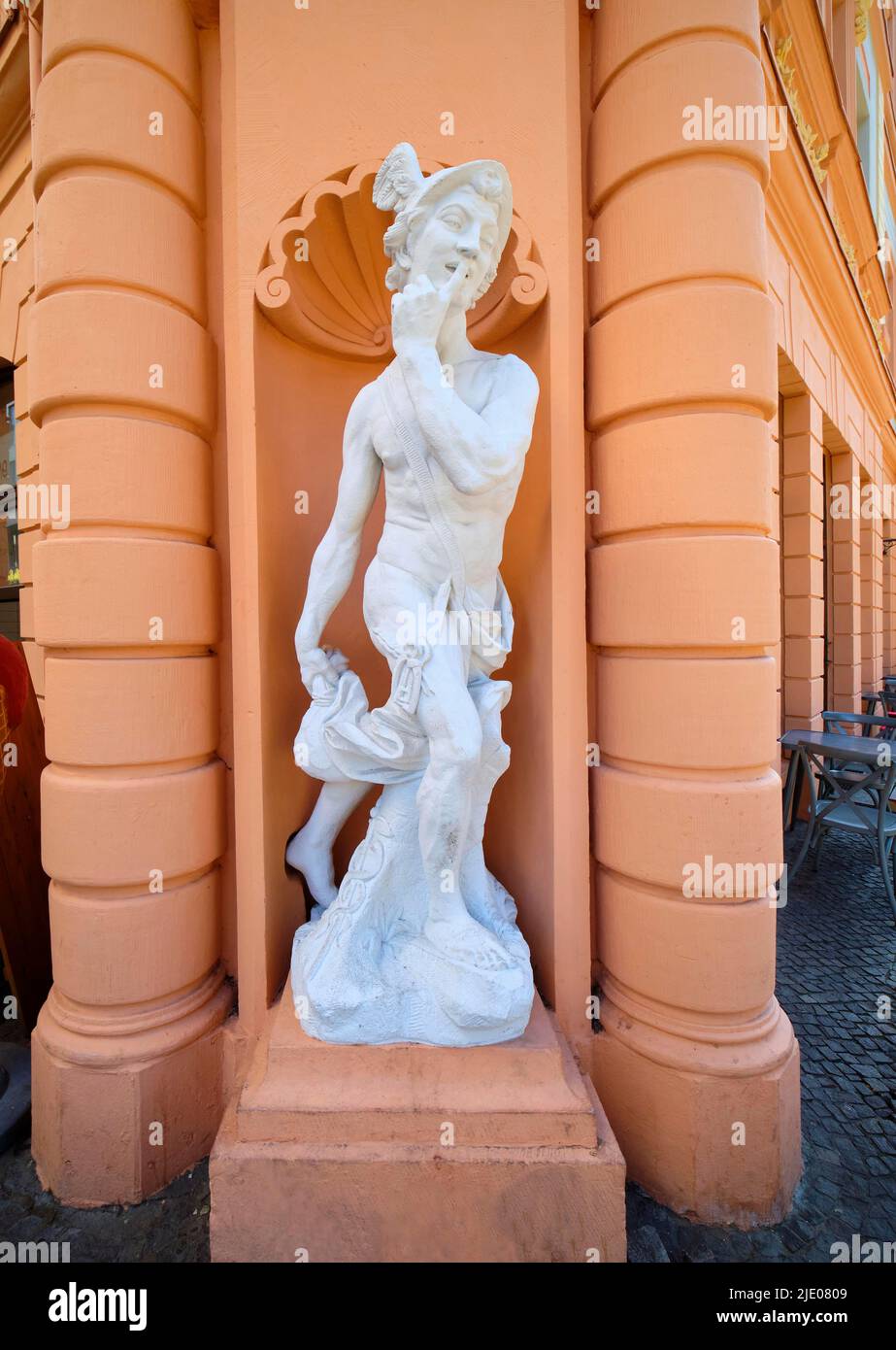 Estatua de Hermes, dios patrón de los viajeros y comerciantes, Romanushaus, Leipzig, Sajonia, Alemania Foto de stock