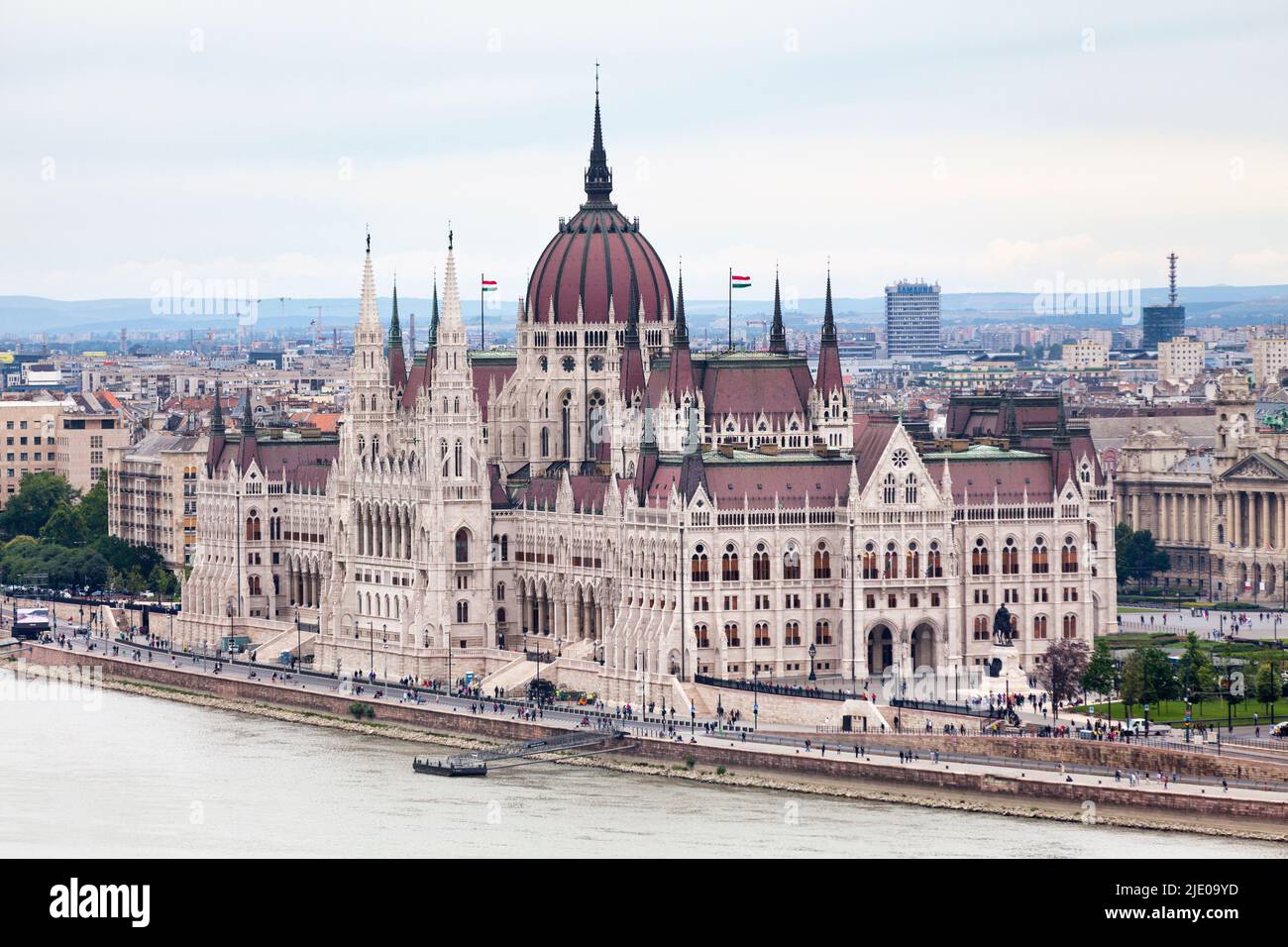 Budapest, Hungría - Junio 20 2018: Vista aérea del edificio del Parlamento húngaro a lo largo del río Danubio. Foto de stock