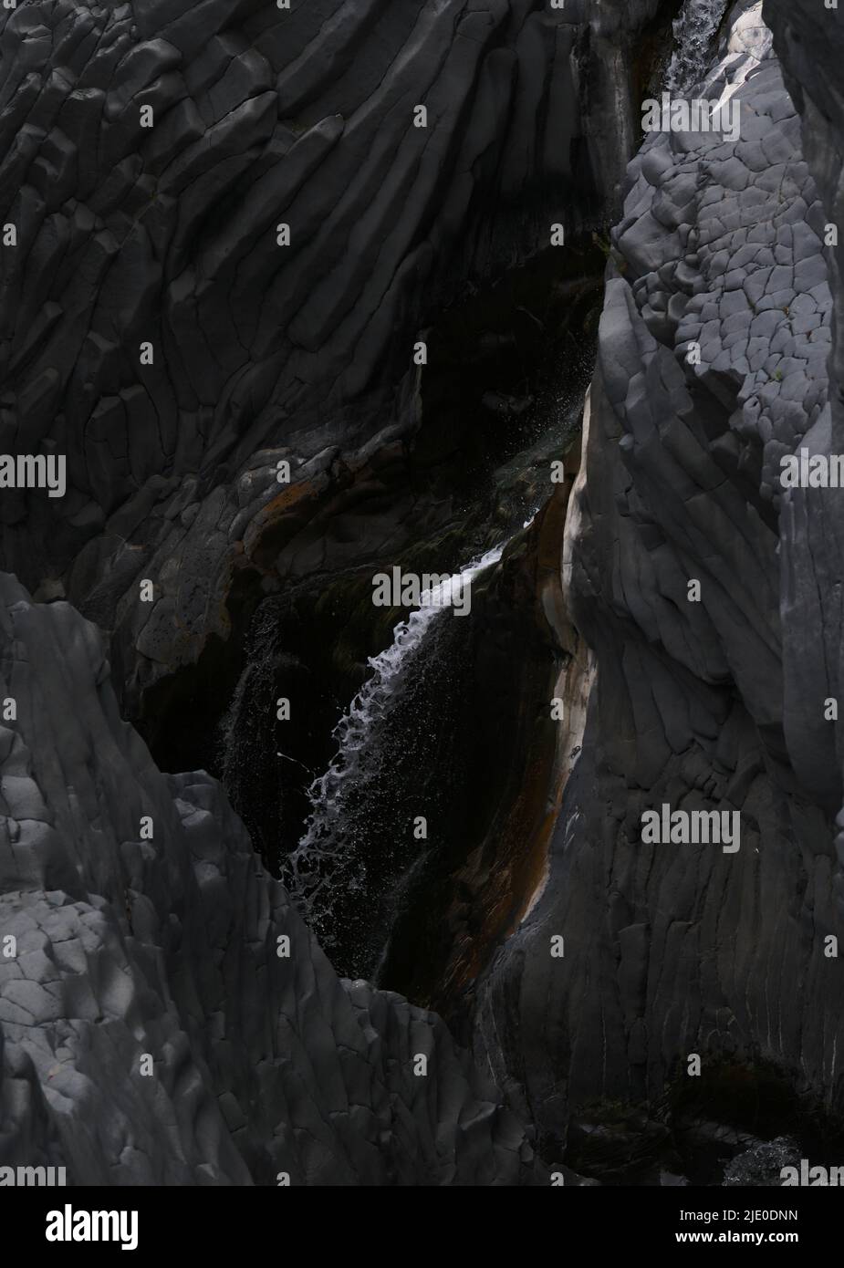 Il tumulto di Vulcano, tumulto volcánico, roca de lava en el parque del río Gole dell' Alcantara, Garganta de Alcantara, Sicilia, Italia, Europa Foto de stock