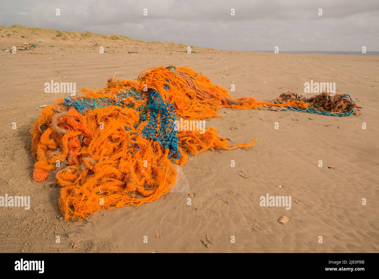 Se acabó la red de arrastre del bacalao en la playa de Pembrrey, Gales, Reino Unido Foto de stock